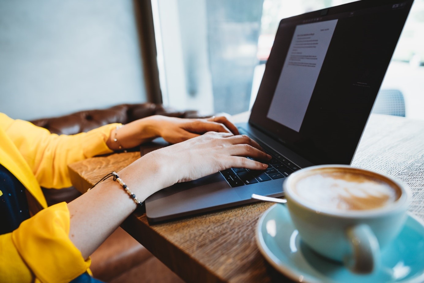 Frau tippt auf Laptop